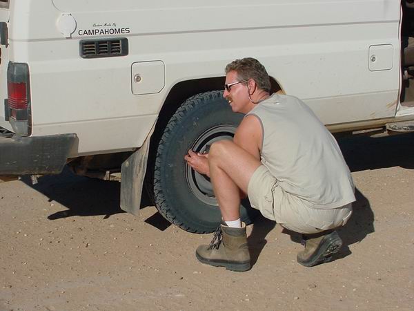 Fred - 2001:  De bandenspanning laten aflopen voor de Simpson Desert