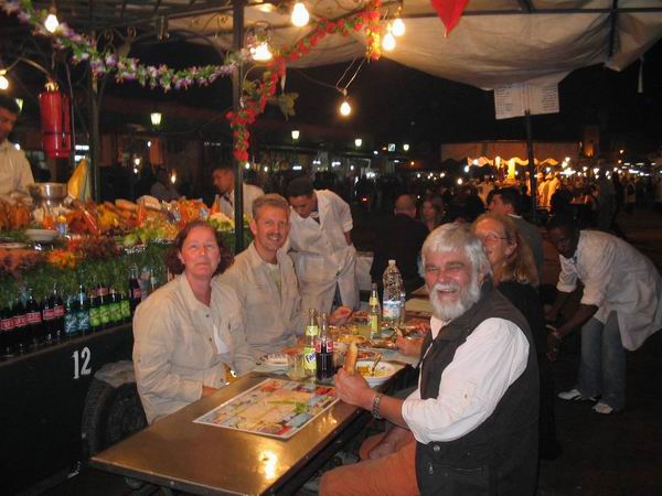 Magda en Fred - 2005: Uit eten op het marktplein in Marrakech