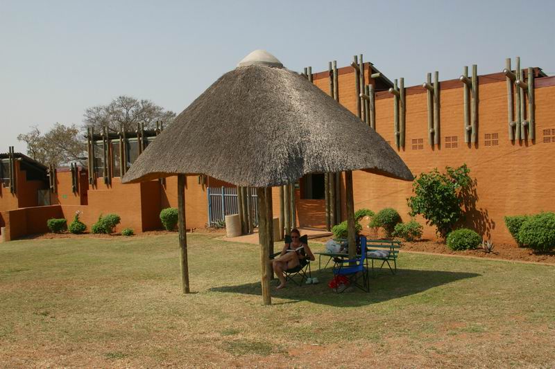Lekker in de schaduw bij het zwembad
(Kruger Park 2007-09)
