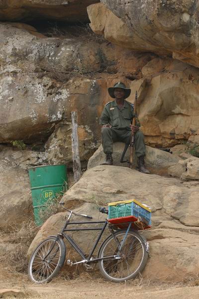 Vriendelijke gids bij Seekoeigat.
Als je wilt brengt hij je naar de rivierkant, we hebben nijlpaarden, buffes en krokodil gezien.
Als je wilt kun je wat geven, maar dat hoeft niet.
Hij fietst wel heen en weer van Krokodil-brug, 8km!
(Kruger Park 2007-09)