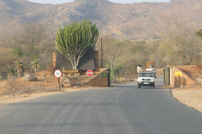 Aparte boom bij de toegangspoort van Berg en dal
(Kruger Park 2007-09)
