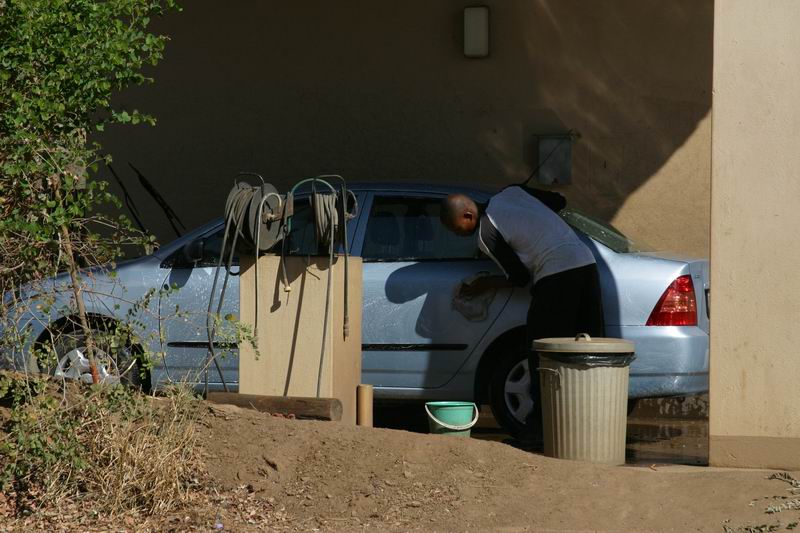 Er bleek ook op Satara een auto wasstraat te zijn.
Op een schone / stofvrije auto vallen de krasjes van de takken wat minder op.
(Kruger Park 2007-09)