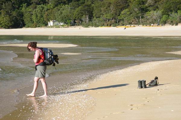Magda -2007: Op het strand in Abel Tasman NP, nadat we net door het taxi bootje afgezet zijn.