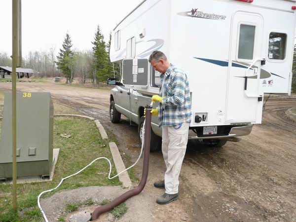 Fred - 2009: Vuilwater en toilet legen vande camper in Canada