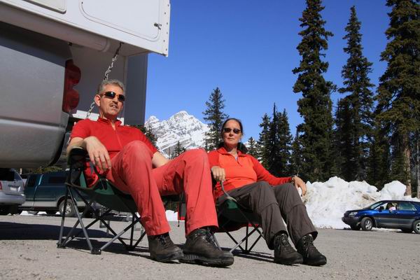 Magda en Fred - 2009: Uitrusten na een wandeling door de sneeuw, Jasper NP Canada