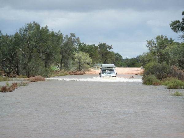 Een van de drie doorwadingen op weg naar Flinders Ranges NP, South Australia (3-2011) 
Achteraf bleek de weg afgesloten...
