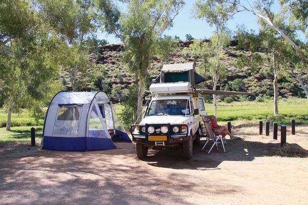 Ons kamp met pasen (4-2011)
In Palm Valley, met de busjestent los van de auto in de schaduw van een boom