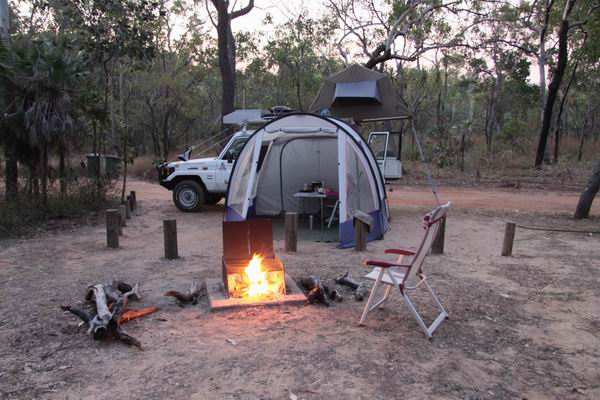 Een zeldzaam eigen kampvuur (6-2011) 
Met hout door iemand achtergelaten de koele avond opgewarmd in Litchfield NP, Northern Territory