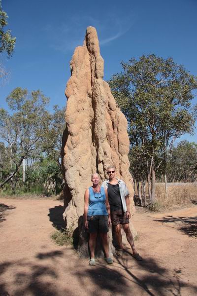 Magda en Fred - juni 2011; Voor een enorme Cathedral termite mound in Litchfield NP