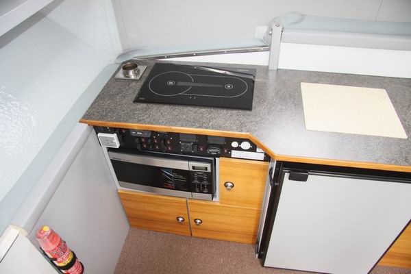 Het linker deel van het keukenblok. 
De Webasto diesel kookplaat. 
De 800watt magnetron, die ook op de 1800watt omvormer gebruikt kan worden.