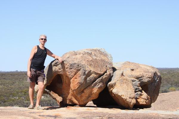 Fred - oktober 2011; Bij enkele losse rotsblokken bovenop McDermid Rock, West Australia