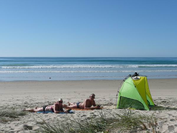 Magda en Fred mei 2012 Op het strand van Crowdy Bay NP, samen met Beer en Muis (op het tentje)
