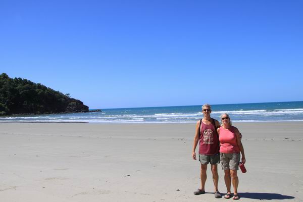 Magda en Fred augustus 2012 Samen op het strand bij Cape Tribulation