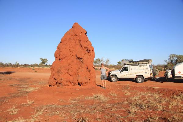Fred oktober 2012 Bij een enorme termieten heuvel langs de Plenty Highway in NT