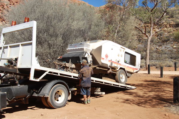 Kimmy wordt op een "tilt truck" geladen om naar Alice Springs vervoert te worden. 85km enkele reis, AU$693