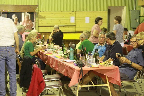 De gezamenlijke maaltijd op zaterdag.
Iedereen heeft wat gemaakt, of groente/salade of toetje.
Vlees en drank doet iedereen voor zichzelf