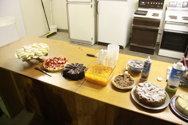 De gezamenlijke maaltijd op zaterdag.
Iedereen heeft wat gemaakt, of groente/salade of toetje.
Vlees en drank doet iedereen voor zichzelf