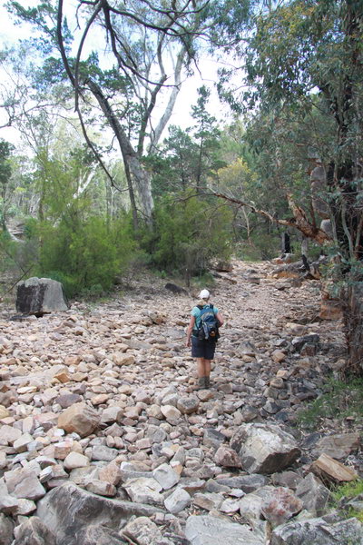 Door de erg stenige maar droge rivierbedding