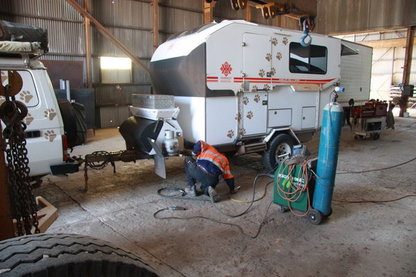 Een hoeksteun van de caravan op het chassis was in de hoek gebroken.
Weer keurig gelast