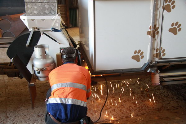 Een hoeksteun van de caravan op het chassis was in de hoek gebroken.
Weer keurig gelast