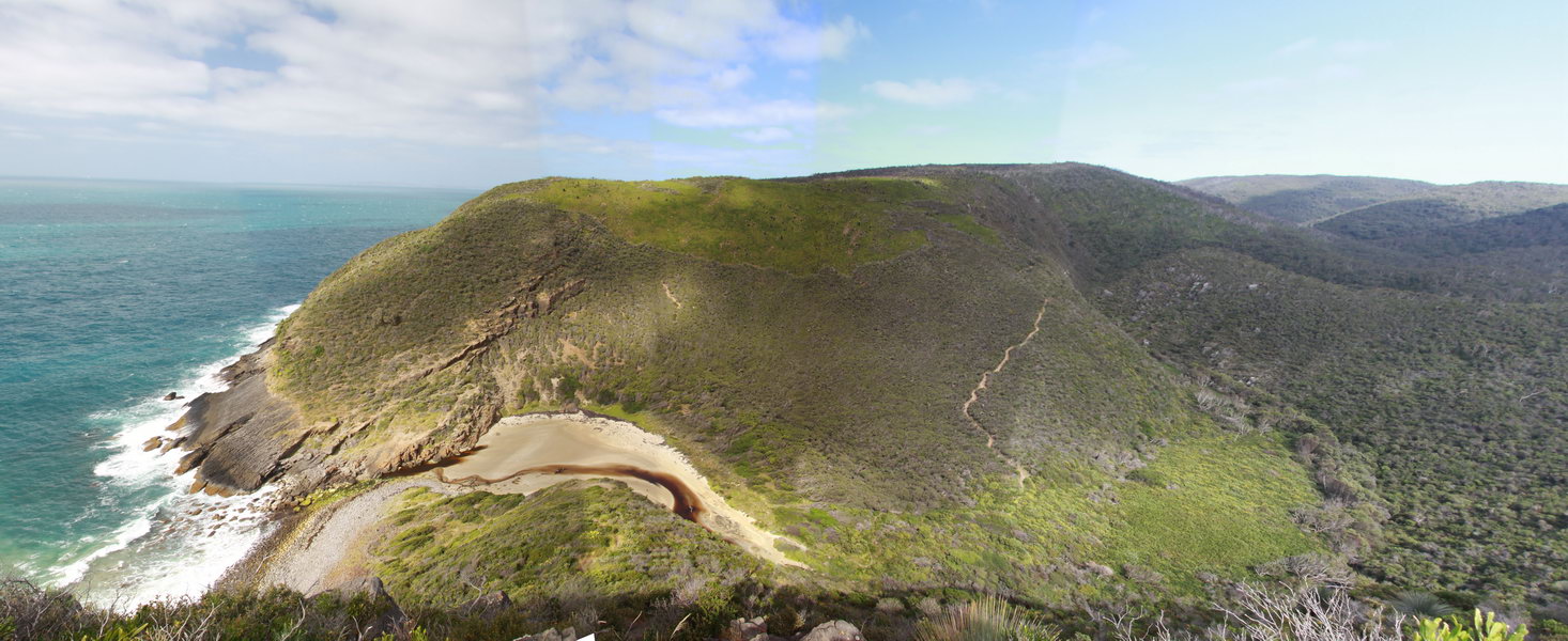Overzicht over Deep Creek Cove.
Je ziet het pad omhoog slingeren aan de andere kant