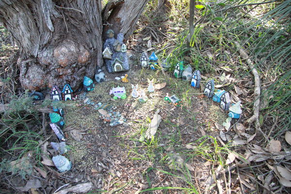 Dit is de meest bijzondere Geocache die we tot nu toe gevonden hebben.
De Geocache zit in het grotere huisje achteraan.