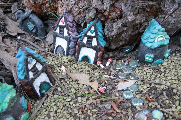 Dit is de meest bijzondere Geocache die we tot nu toe gevonden hebben.
De Geocache zit in het grotere huisje achteraan.