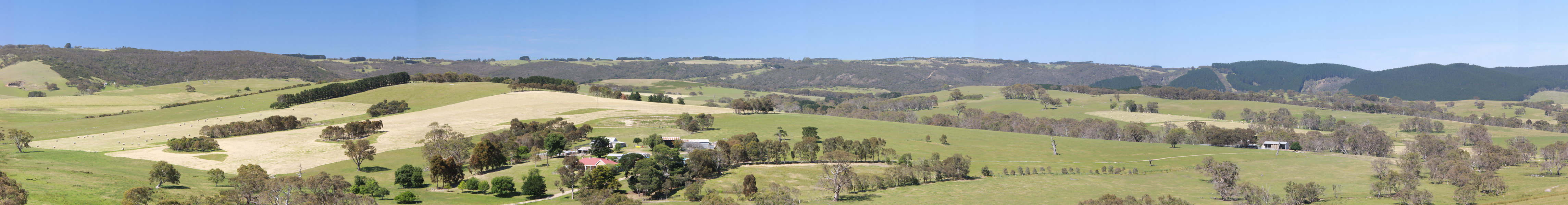 Het glooiende en groene landschap in de Fleurieu Peninsula