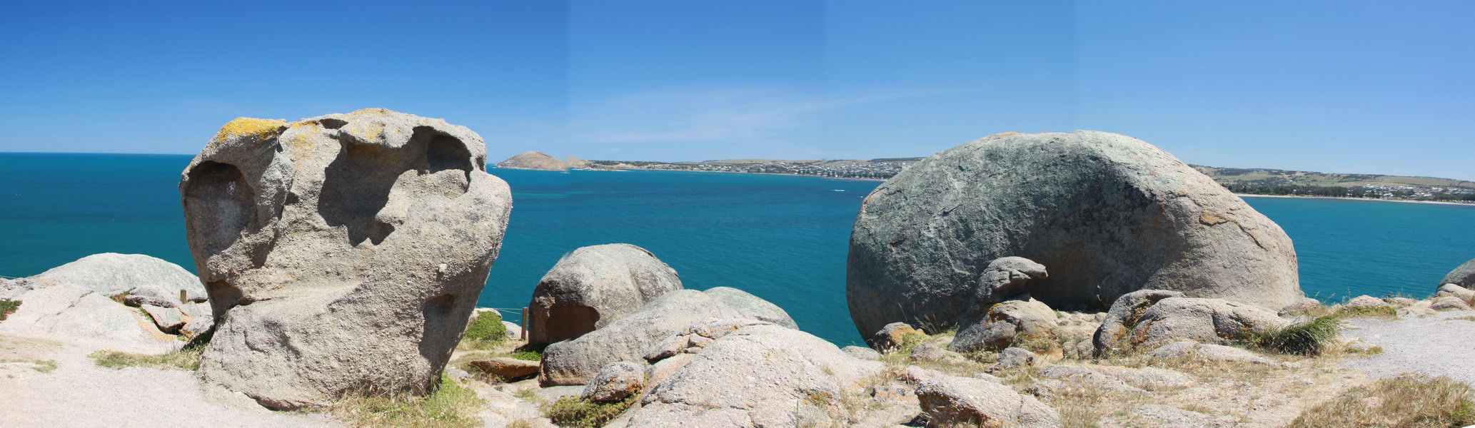 Enkele van de rotsbloken waar het eiland haar naam aan te danken heeft