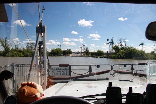 Een pontje over de rivier