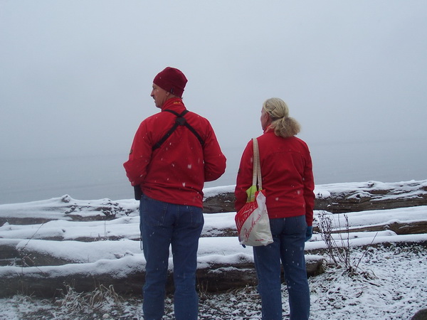 Magda en Fred februari 2014 Vancouver Island (British Columbia, Canada) 
Sneeuw op het strand bij Qualicum Beach
