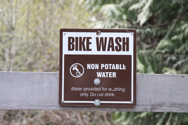 Bike wash Waspunt voor mountain bikes aan rand van park