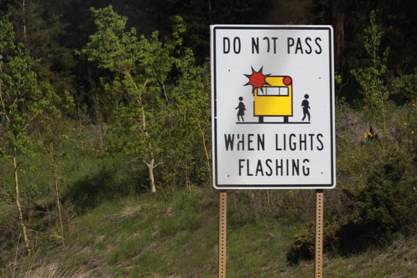 Schoolbus met knipperlichten niet passeren