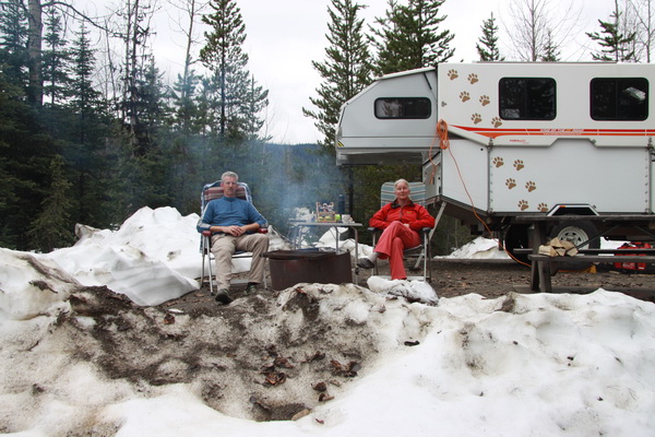 Magda en Fred mei 2014 Barkerville (British Columbia, Canada) 
Bewolkt met vuurtje voor de warmte