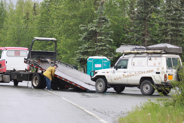 Geen olie meer in de tussenbak doordat de aftapbout losgetrild is Nala (zonder Kimmy) 50km naar Anchorage 'gesleept'. Ze was een beetje zwaar voor de truck...