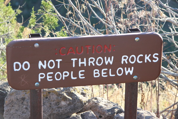 Gooi geen stenen naar beneden, daar zijn ook mogelijk mensen