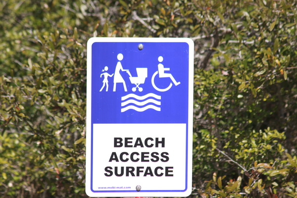 Strand toegang voor kinderwagens, rolstoelen, etc.
Jammer dat de laatste 30 meter door de duinen gewoon zand is...
