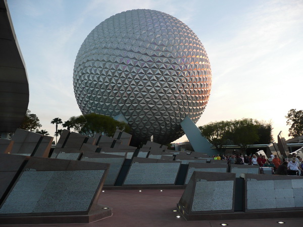 De Epcot wereldbol bij zonsondergang