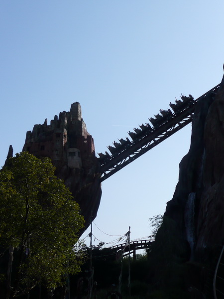 Expedition Everest
Van beneden het omhoog takelen door het klooster