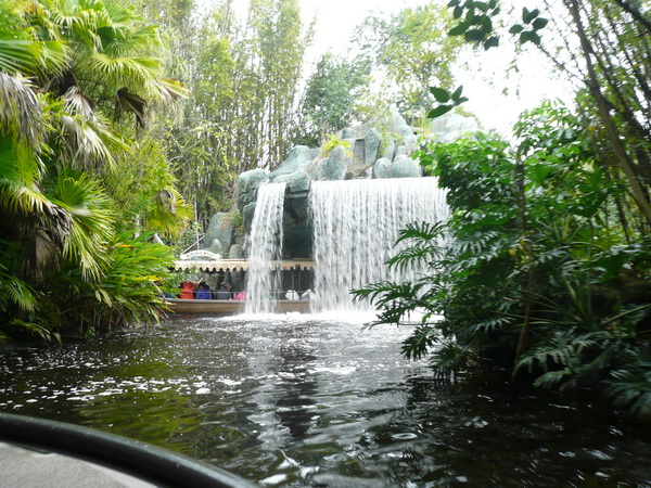 Jungle Cruise
Leuke cruise tussen nepdieren door en komische situaties, ook de gids maakt steeds dubbelzinnige opmerkingen (in het Engels...)