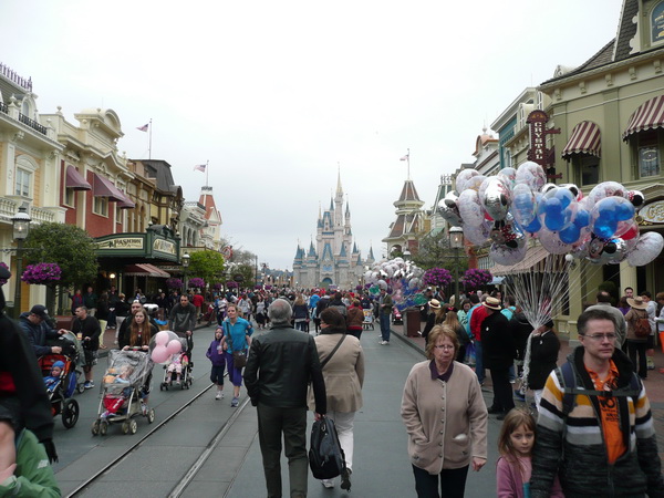 Straatbeeld van het park
Main street met het kasteel - overdag