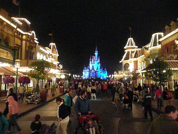 Straatbeeld van het park
Main street met het kasteel - 's avonds