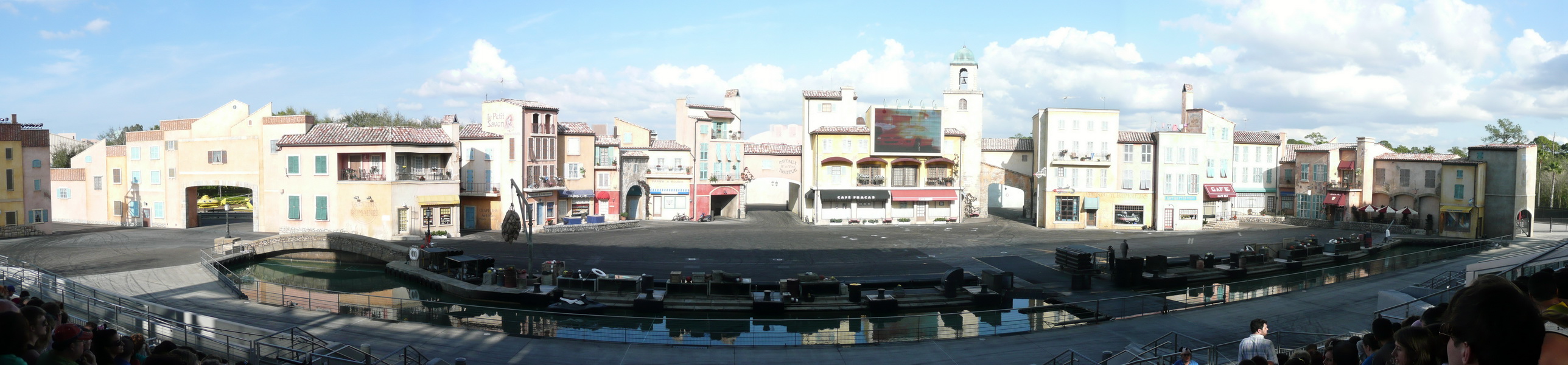 Lights, Motors, Action extreme stunt show
Auto en motor stunt scenes