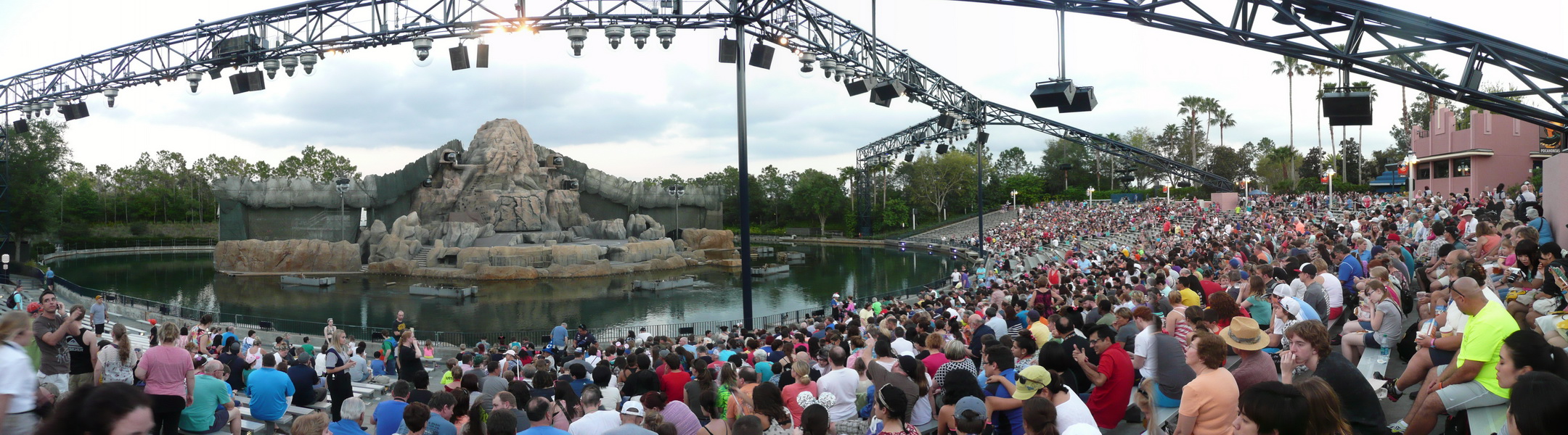 Fantasmic
Giga buiten theater met licht, water, vuur en vuurwerk show na sluitingstijd