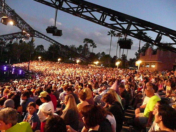 Fantasmic
Giga buiten theater met licht, water, vuur en vuurwerk show na sluitingstijd