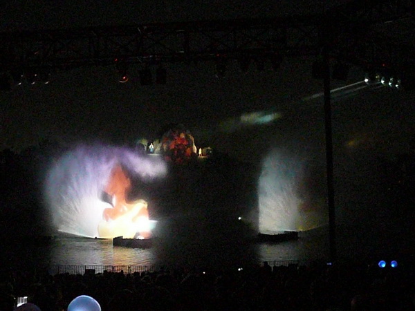 Fantasmic
Giga buiten theater met licht, water, vuur en vuurwerk show na sluitingstijd