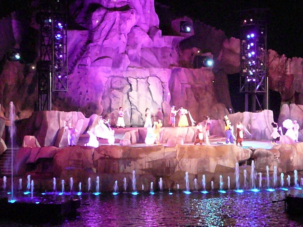 Fantasmic
Giga buiten theater met licht, water, vuur en vuurwerk show na sluitingstijd