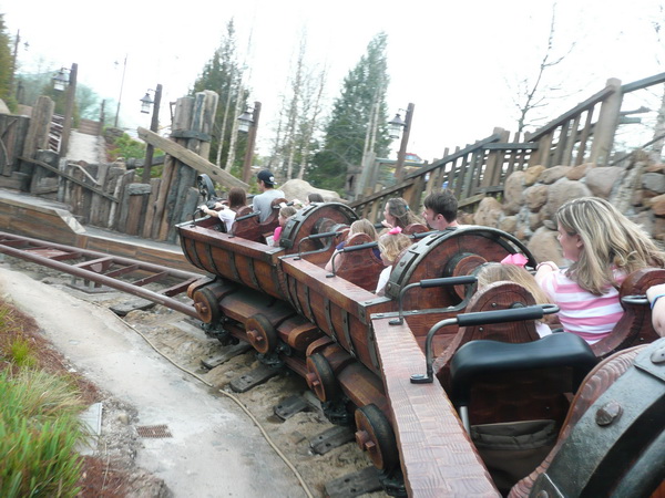 Seven Dwarfs mine train - super populair
Goed vergelijkbaar met Big Thunder Mountain