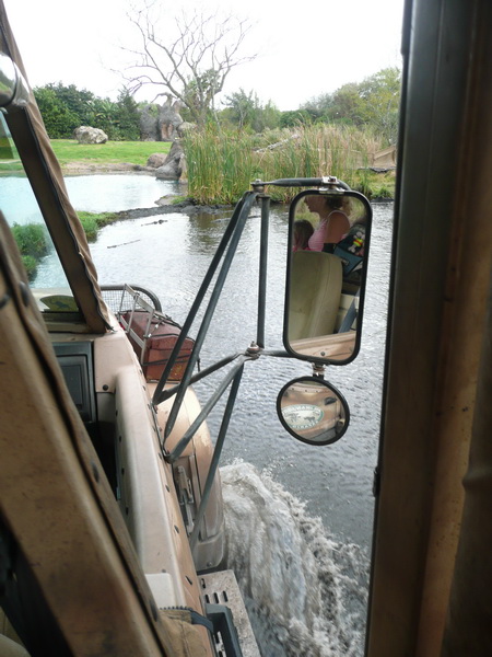 Kilimanjaro Safaris
Met een echte truck door een ruim opgezet safari park met Afrikaanse dieren