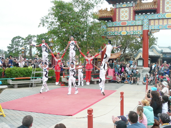 Chinese acrobaten show